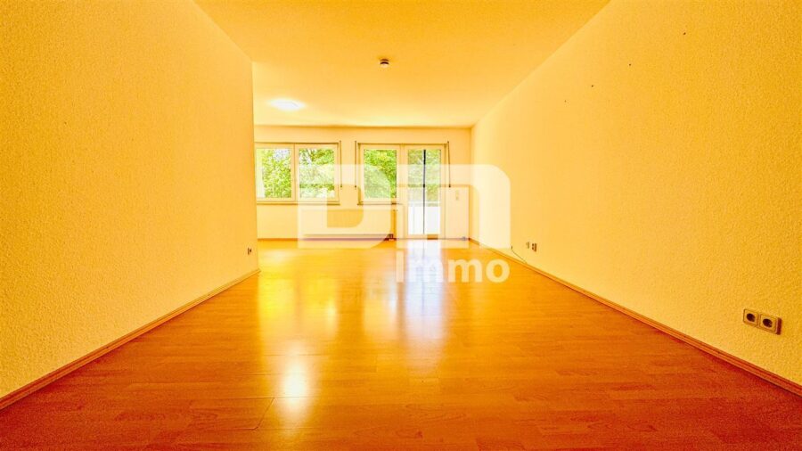 Hochklassige Dreizimmerwohnung im 1.OG mit Loggia + TG Stellplatz in gesuchter Lage - Wohn / Esszimmer / Zugang Balkon